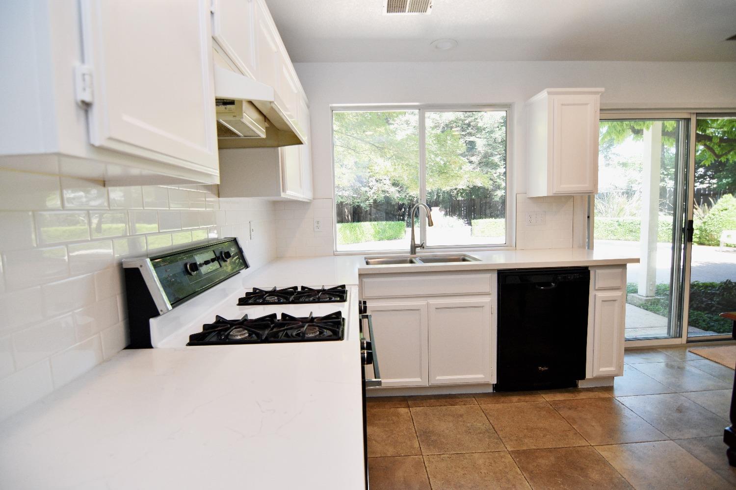 Detail Gallery Image 8 of 46 For 1070 Button Ct, Turlock,  CA 95382 - 5 Beds | 3 Baths
