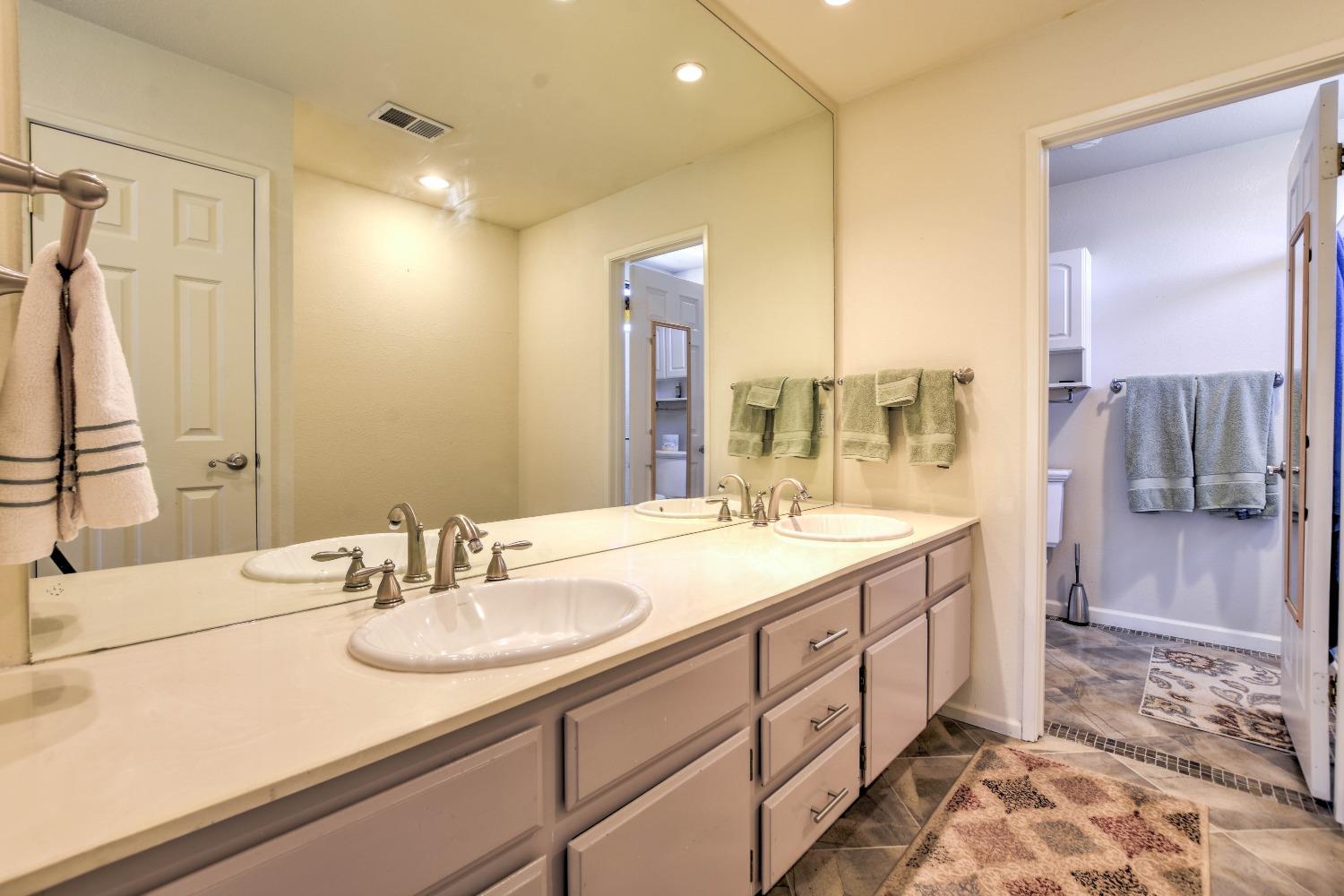 Detail Gallery Image 33 of 48 For 4904 Olive Oak Way, Carmichael,  CA 95608 - 4 Beds | 2 Baths