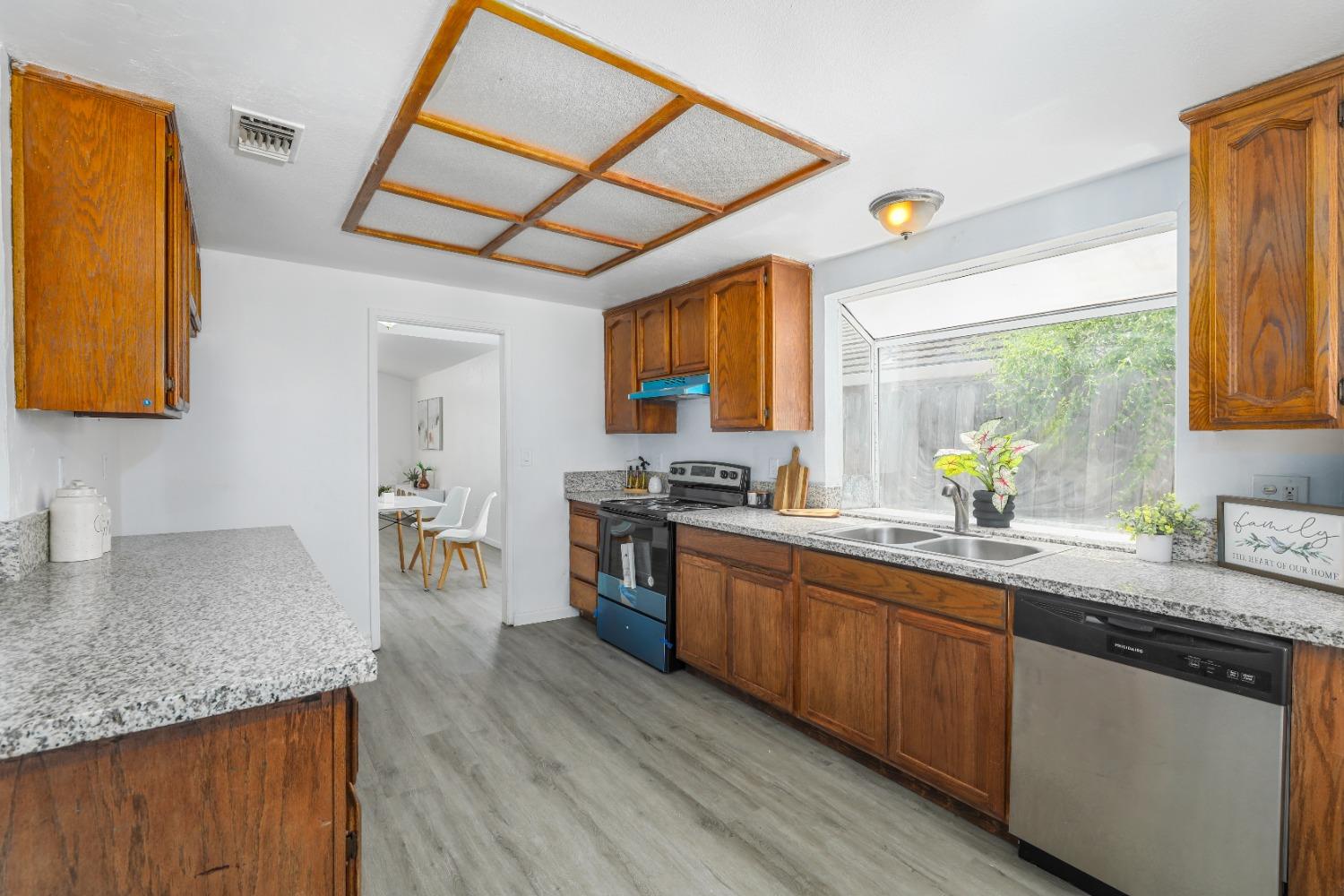 Detail Gallery Image 12 of 29 For 8004 Parkgate Way, Sacramento,  CA 95828 - 4 Beds | 2 Baths