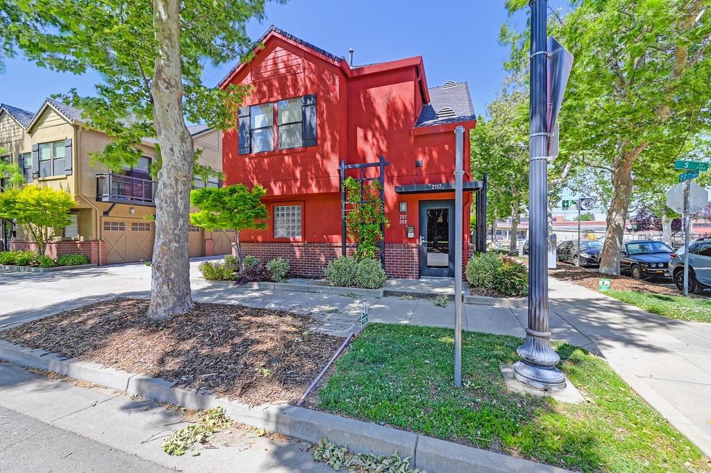 Detail Gallery Image 1 of 22 For 2117 S St #208,  Sacramento,  CA 95816 - 1 Beds | 1 Baths