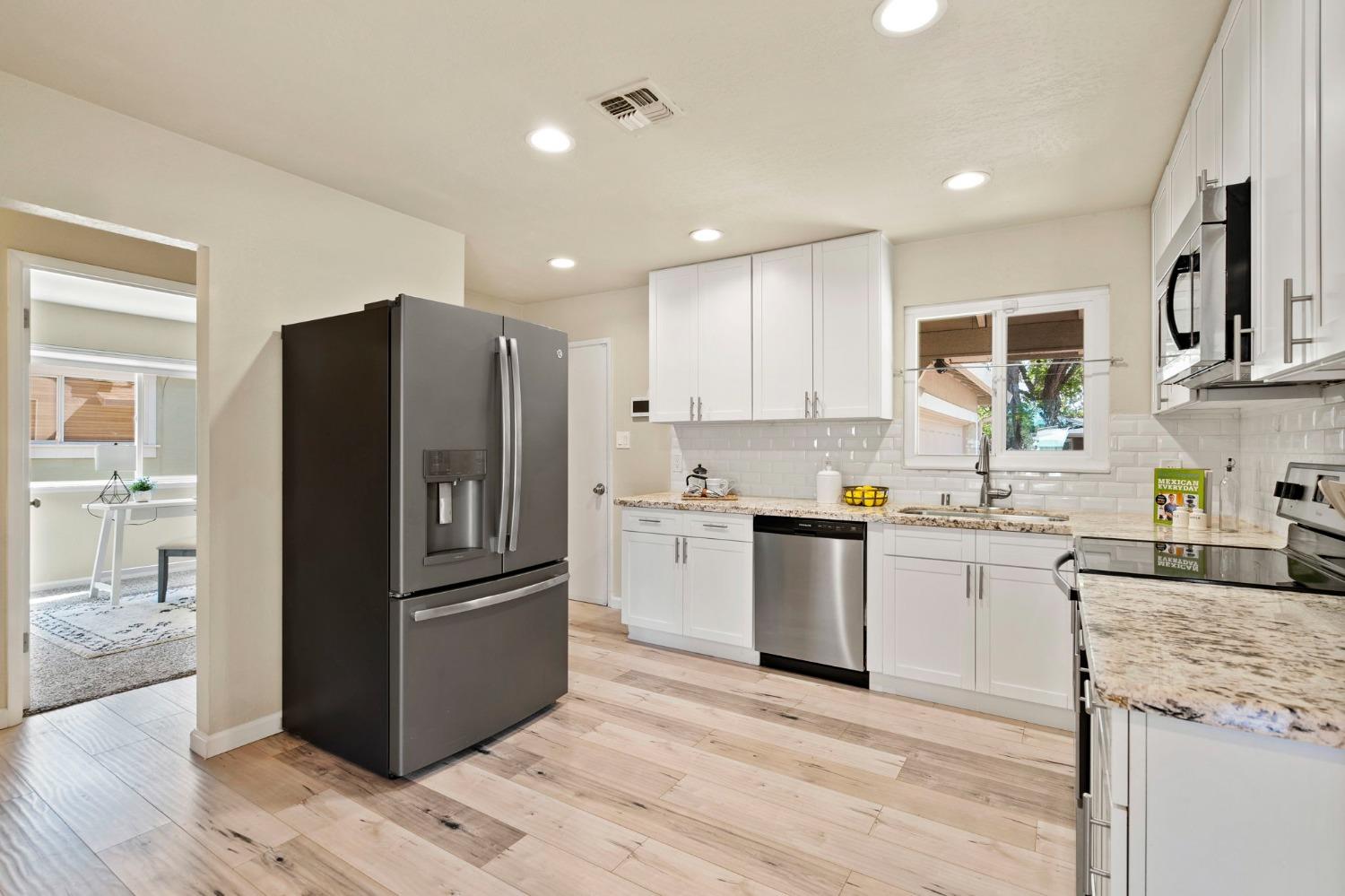 Detail Gallery Image 13 of 33 For 2732 Northglen St, Sacramento,  CA 95833 - 3 Beds | 2 Baths