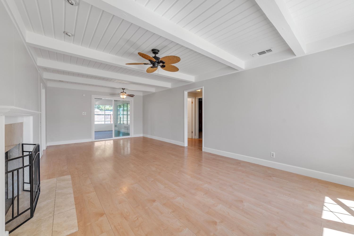 Detail Gallery Image 5 of 25 For 2124 Byron Rd, Sacramento,  CA 95825 - 2 Beds | 1 Baths
