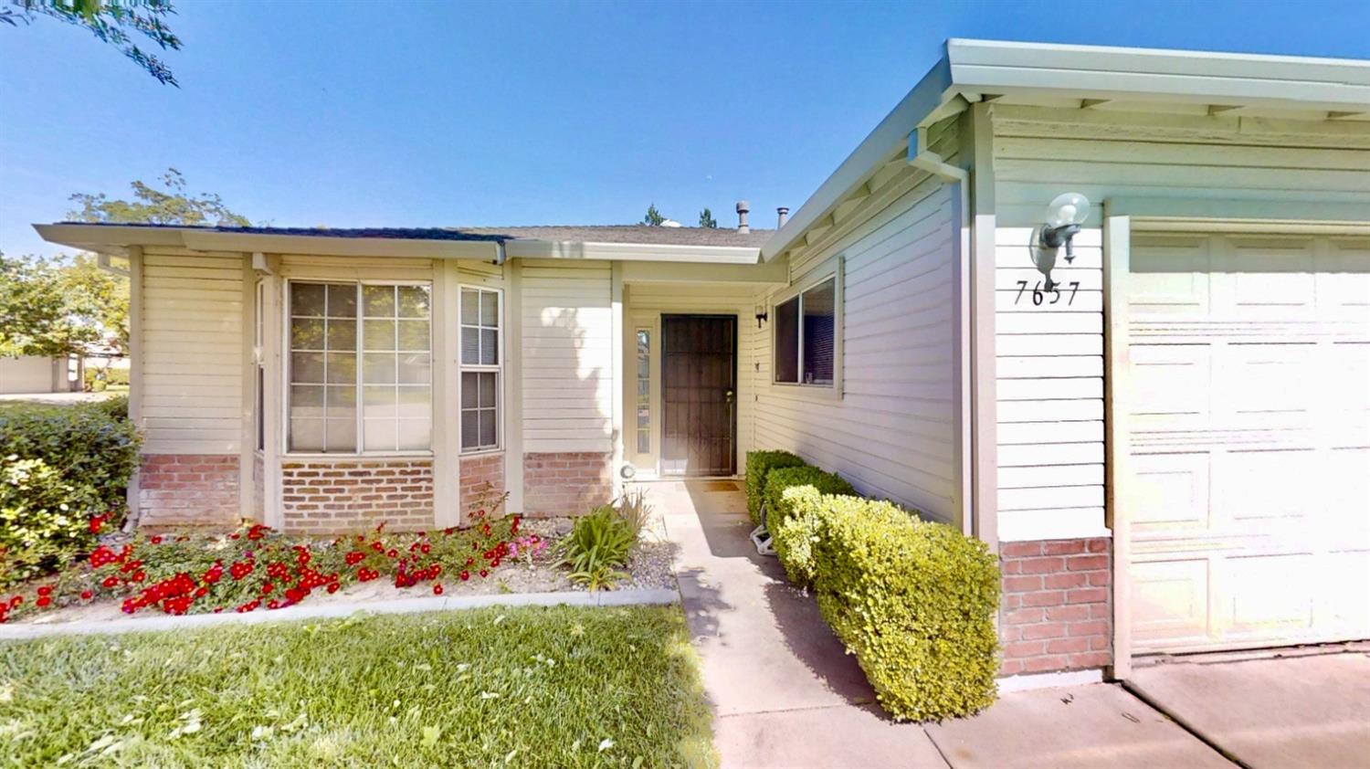 Detail Gallery Image 3 of 28 For 7657 Suncountry Ln, Sacramento,  CA 95828 - 2 Beds | 2 Baths