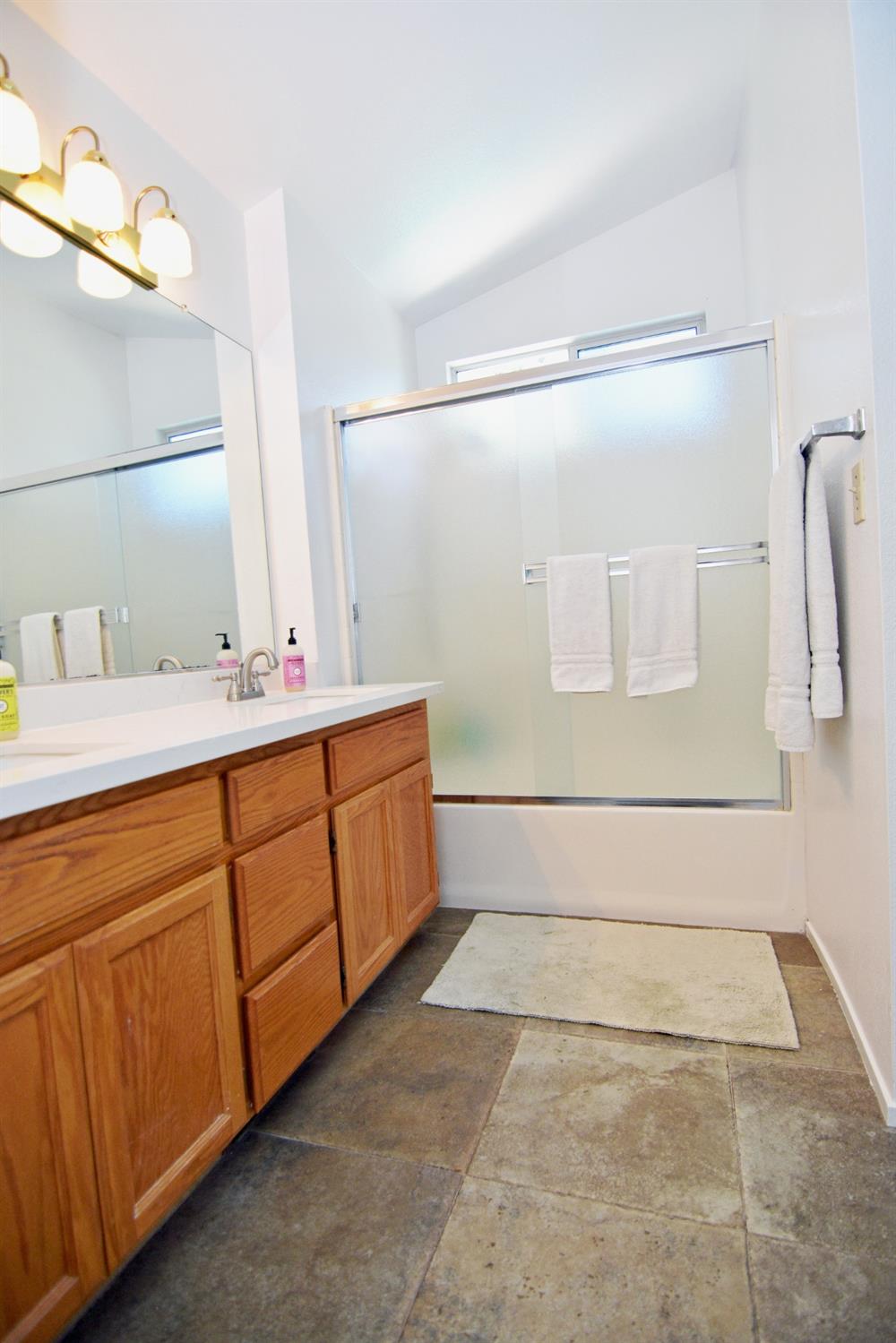 Detail Gallery Image 20 of 46 For 1070 Button Ct, Turlock,  CA 95382 - 5 Beds | 3 Baths