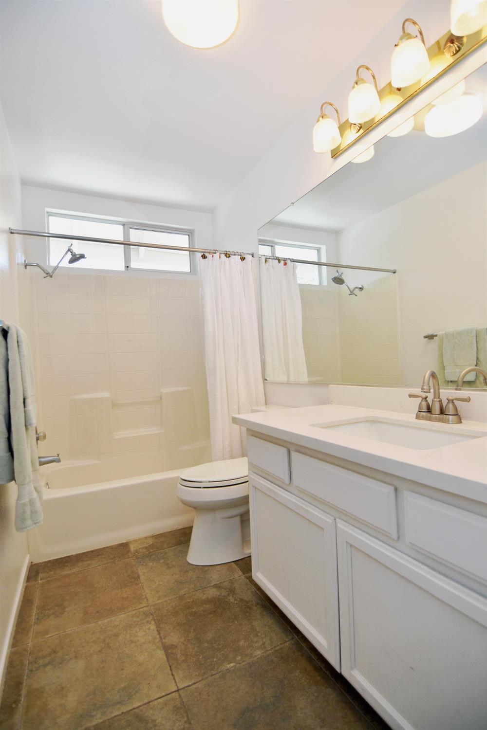 Detail Gallery Image 18 of 46 For 1070 Button Ct, Turlock,  CA 95382 - 5 Beds | 3 Baths
