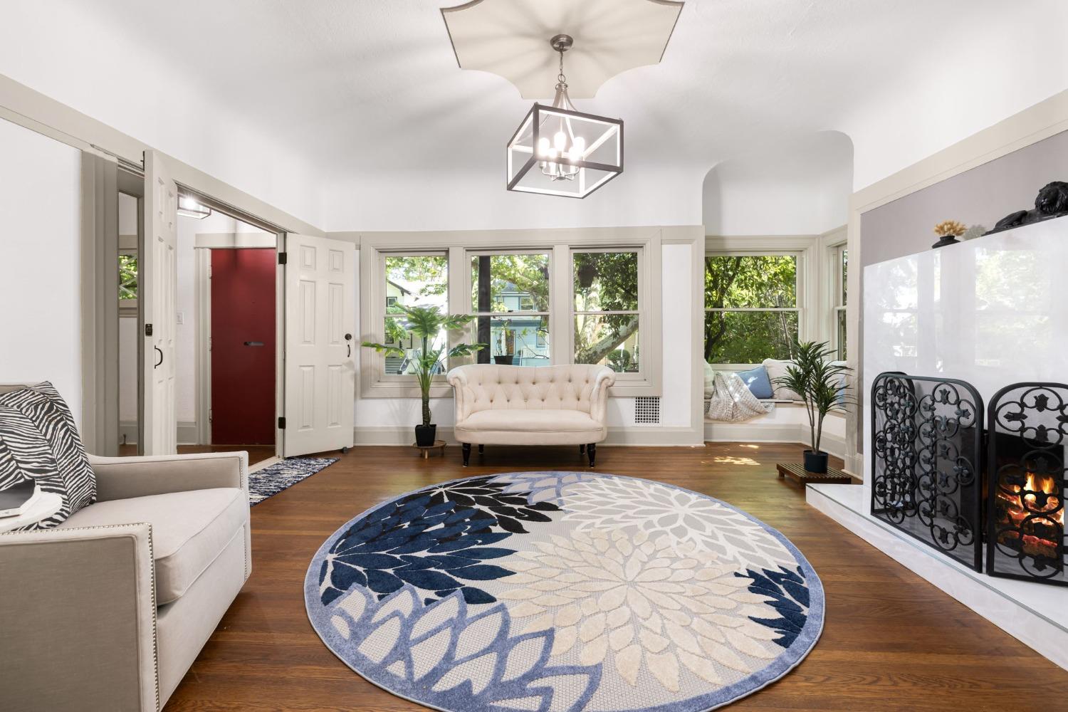 Detail Gallery Image 8 of 43 For 2012 F St, Sacramento,  CA 95811 - 5 Beds | 2 Baths