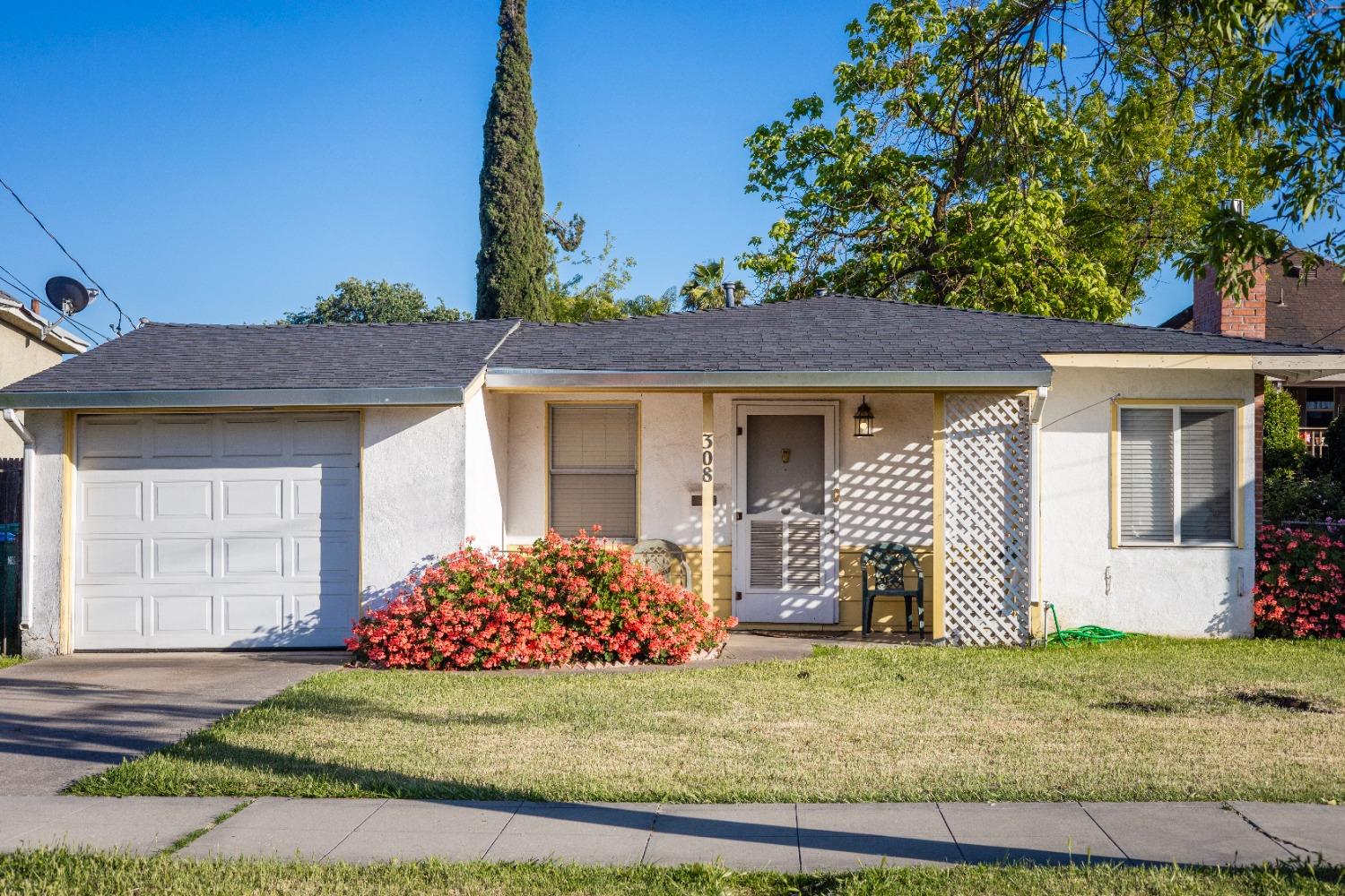 Detail Gallery Image 5 of 24 For 308 Blain Ave, Stockton,  CA 95204 - 3 Beds | 1 Baths