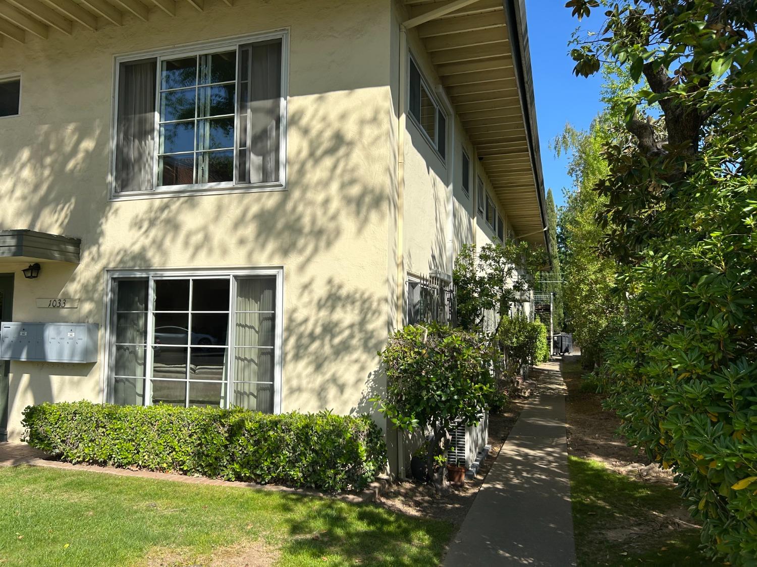 Detail Gallery Image 3 of 6 For 1033 39th St, Sacramento,  CA 95816 - – Beds | – Baths