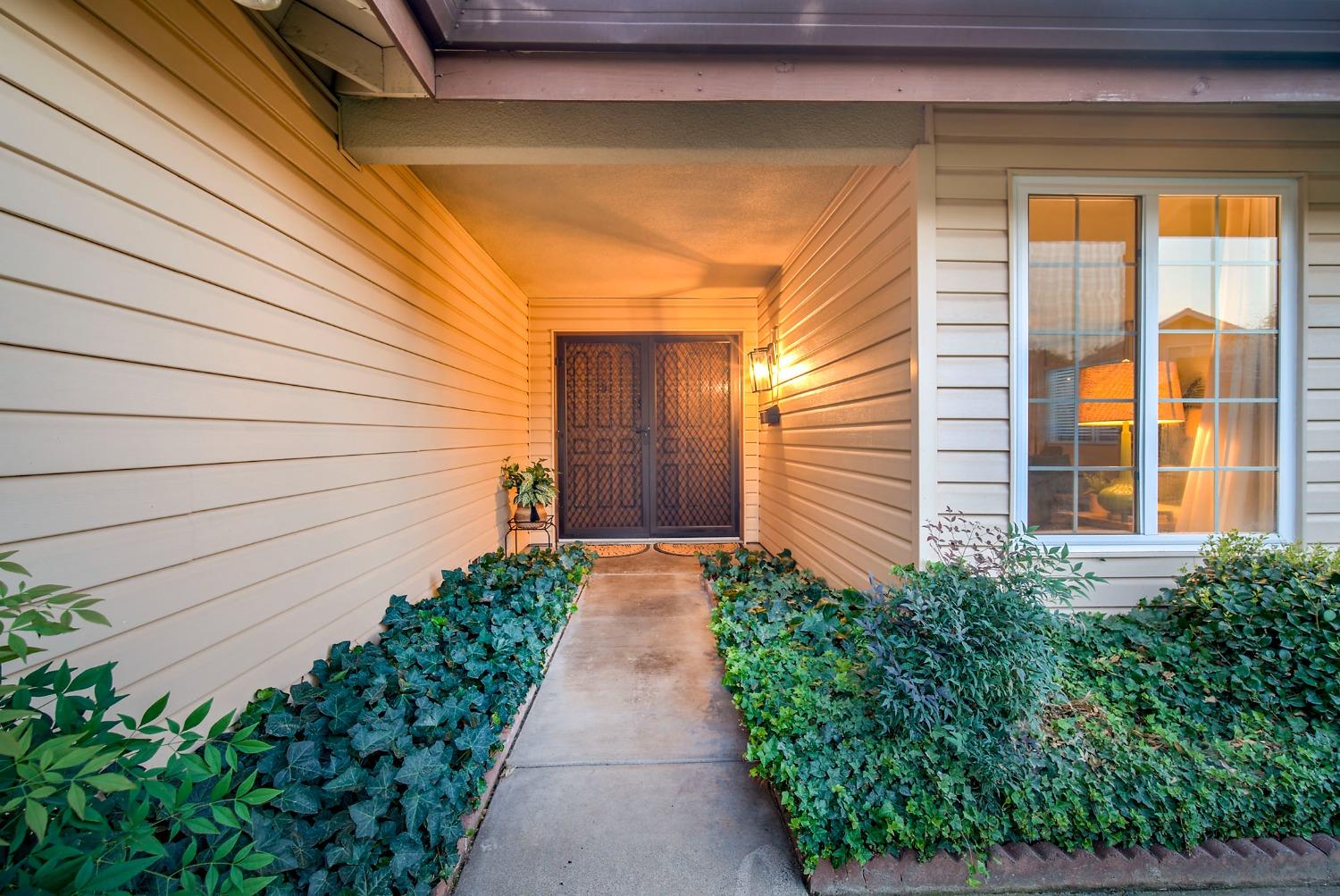 Detail Gallery Image 4 of 43 For 7105 Ansley Ct, Citrus Heights,  CA 95621 - 5 Beds | 3 Baths