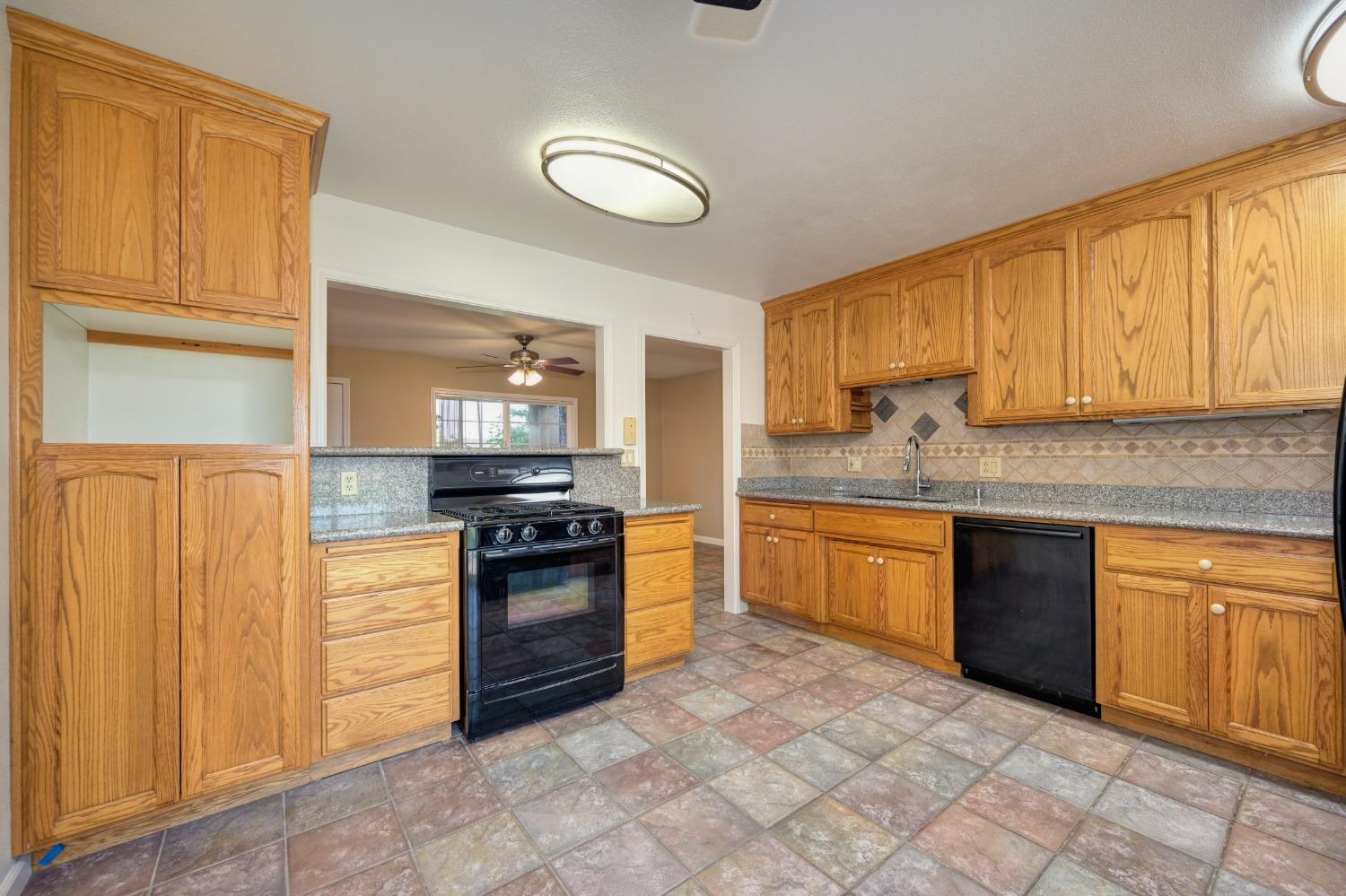 Detail Gallery Image 8 of 39 For 1429 Ascot Ave, Rio Linda,  CA 95673 - 3 Beds | 2 Baths