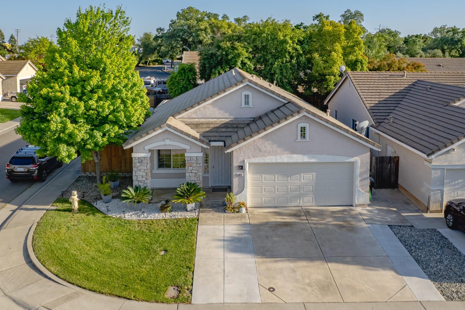 Detail Gallery Image 1 of 31 For 5844 Blue Beech Ct, Antelope,  CA 95843 - 4 Beds | 2 Baths