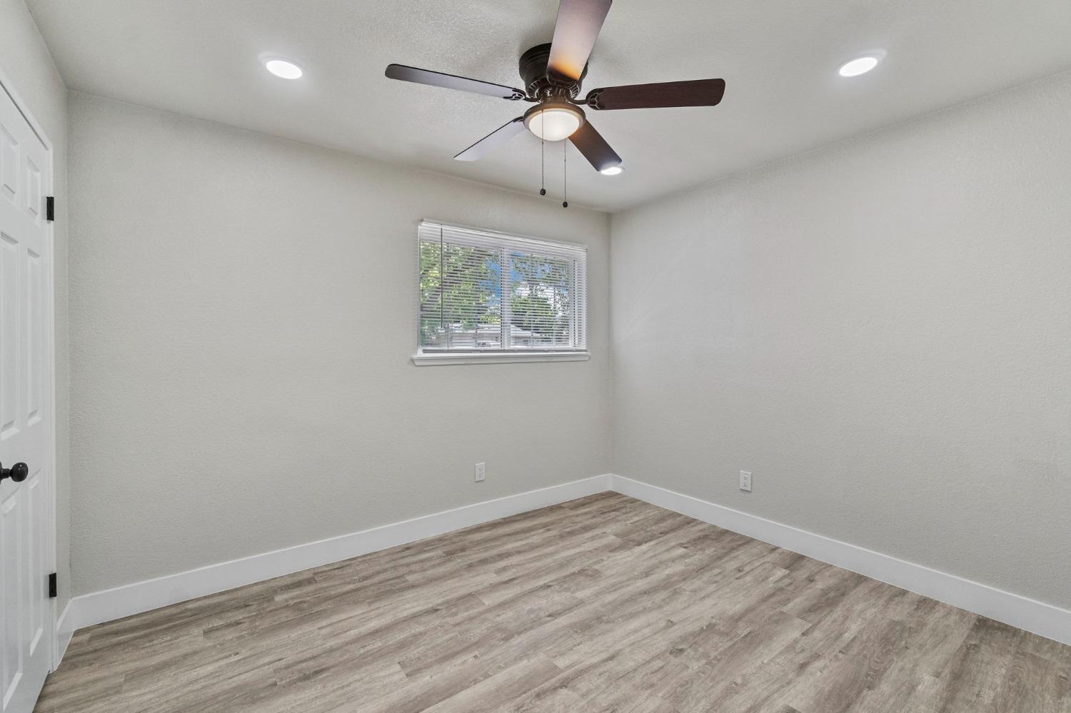 Detail Gallery Image 13 of 25 For 1704 E Los Altos Ave, Fresno,  CA 93710 - 3 Beds | 2 Baths