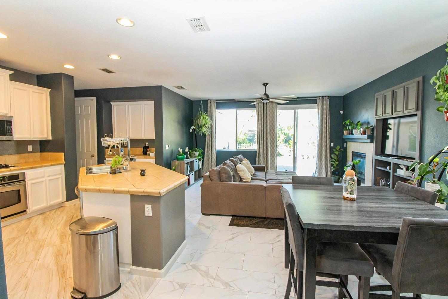 Detail Gallery Image 4 of 24 For 1193 Silver Spur Way, Plumas Lake,  CA 95961 - 4 Beds | 2 Baths