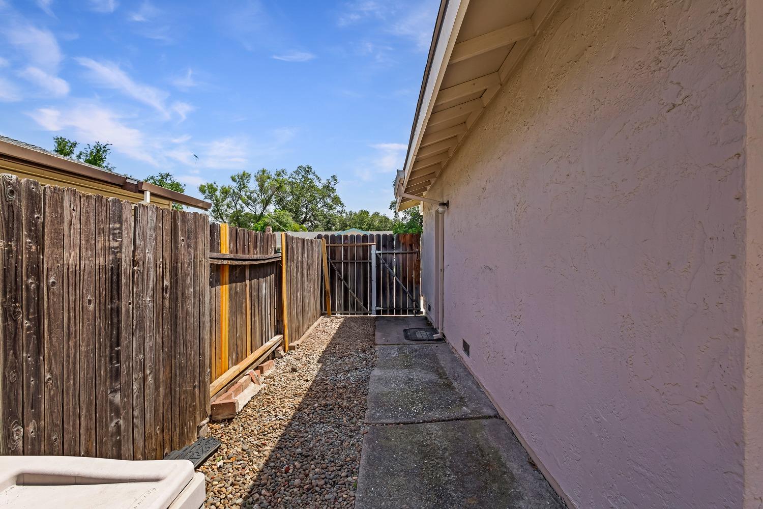 Detail Gallery Image 28 of 52 For 6627 Creekmont Way, Citrus Heights,  CA 95621 - 4 Beds | 2/1 Baths