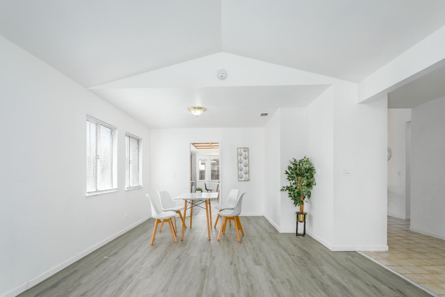 Detail Gallery Image 10 of 29 For 8004 Parkgate Way, Sacramento,  CA 95828 - 4 Beds | 2 Baths
