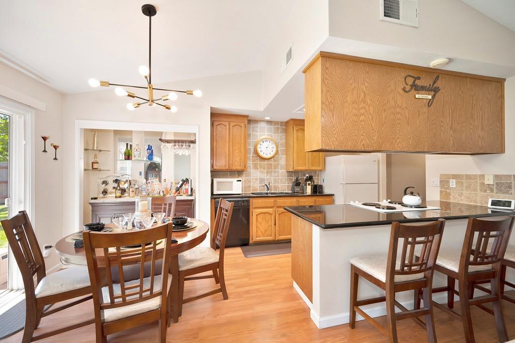Detail Gallery Image 8 of 21 For 9020 Amador Valley Ct, Sacramento,  CA 95829 - 3 Beds | 2 Baths