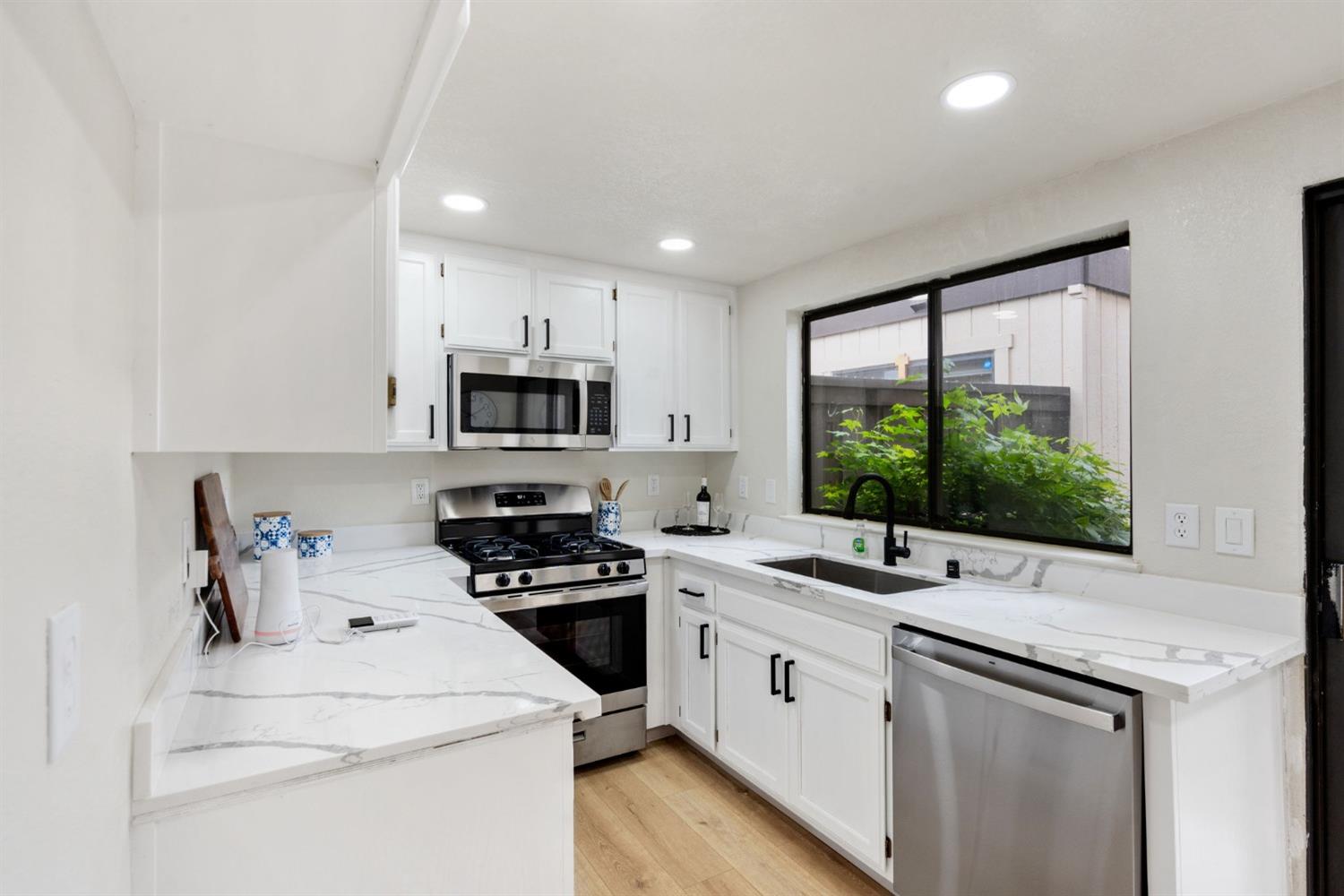 Detail Gallery Image 7 of 25 For 6872 Calvine Rd, Sacramento,  CA 95823 - 3 Beds | 2/1 Baths