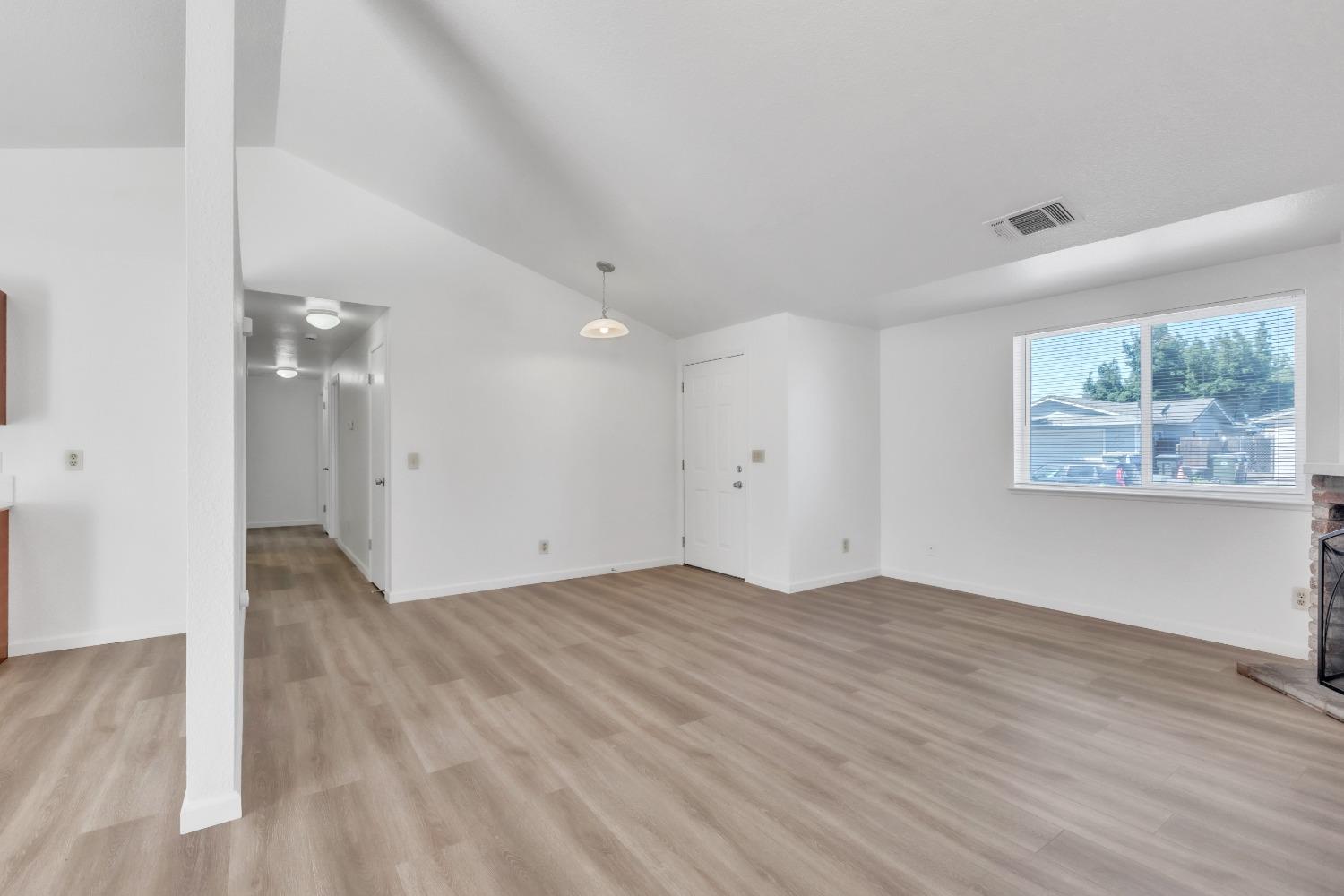 Detail Gallery Image 5 of 20 For 4355 Pow Way, Sacramento,  CA 95820 - 3 Beds | 2 Baths