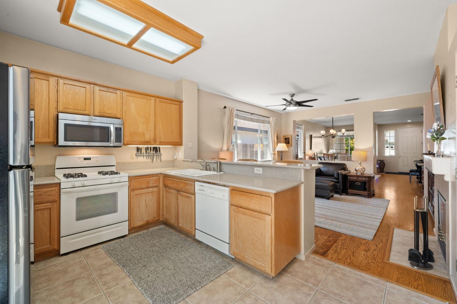 Detail Gallery Image 3 of 39 For 6504 Trailride Way, Citrus Heights,  CA 95621 - 3 Beds | 2 Baths