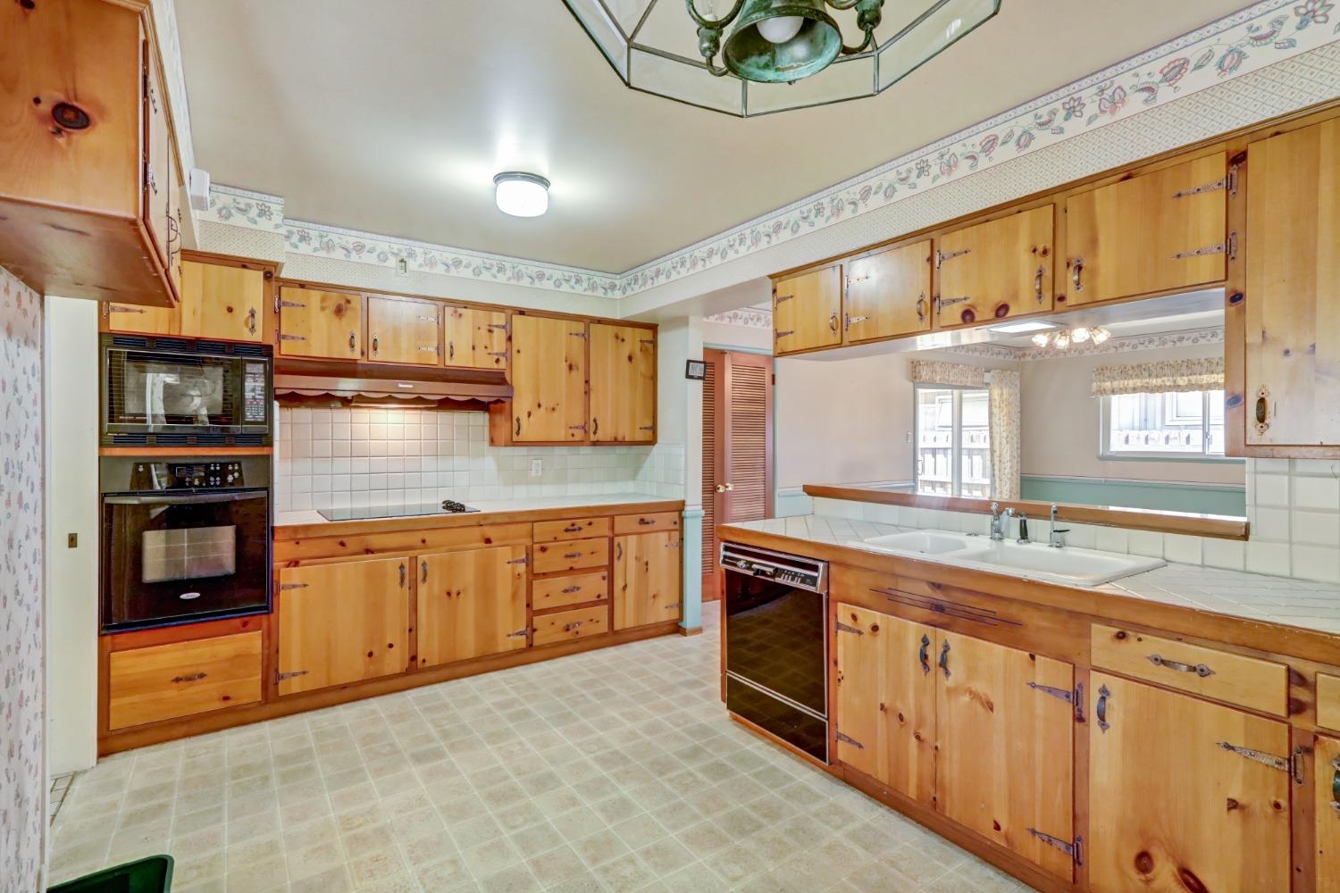 Detail Gallery Image 8 of 27 For 4767 Bowerwood Dr, Carmichael,  CA 95608 - 3 Beds | 2 Baths