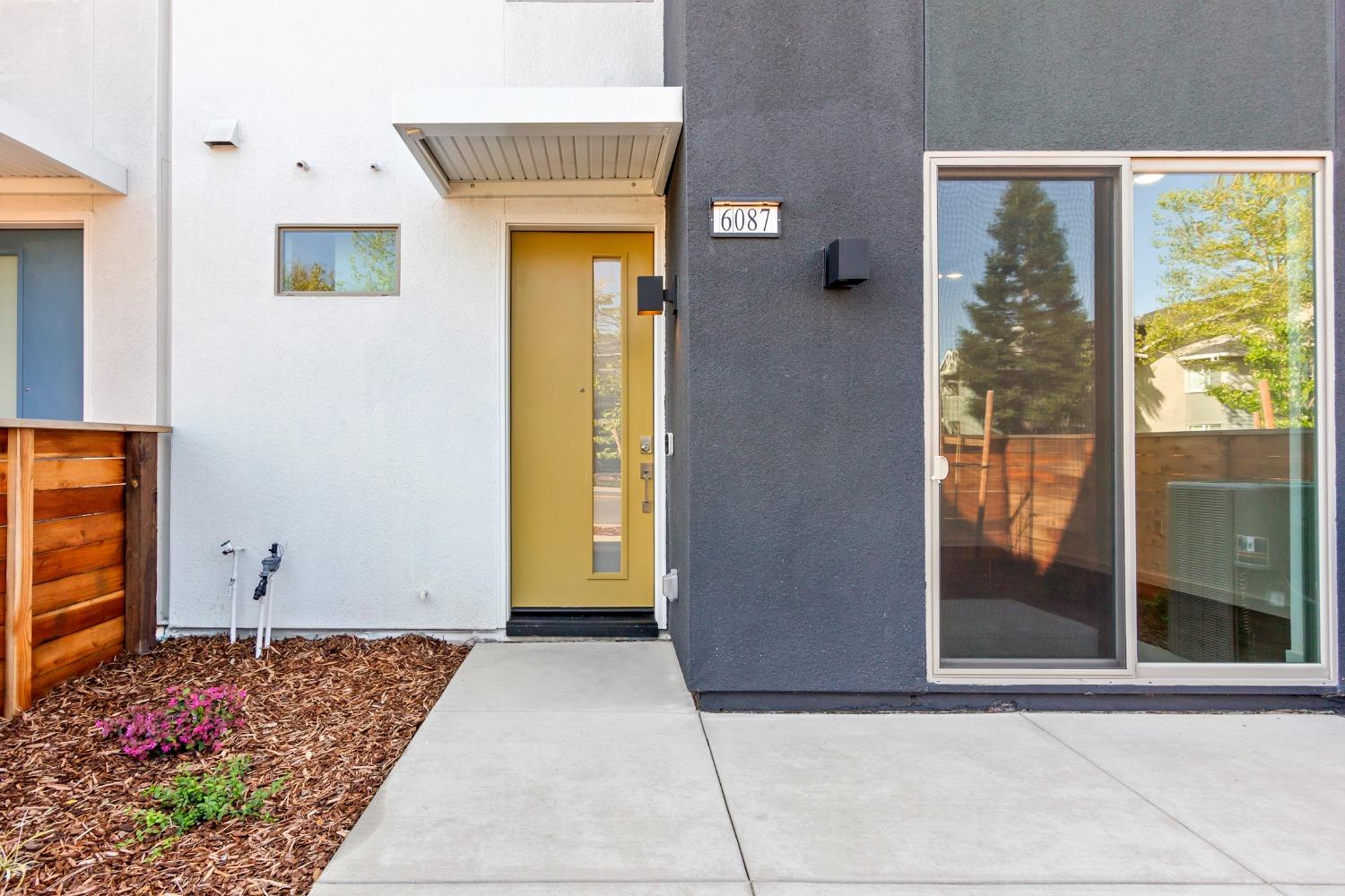 Detail Gallery Image 3 of 21 For 6087 Bridgecross Dr, Sacramento,  CA 95835 - 3 Beds | 2/1 Baths