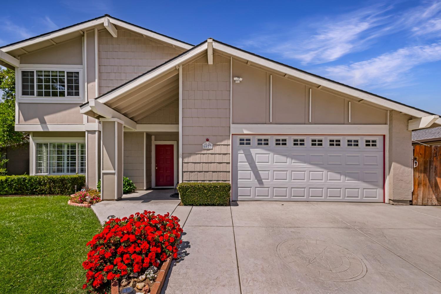 Detail Gallery Image 1 of 52 For 6627 Creekmont Way, Citrus Heights,  CA 95621 - 4 Beds | 2/1 Baths