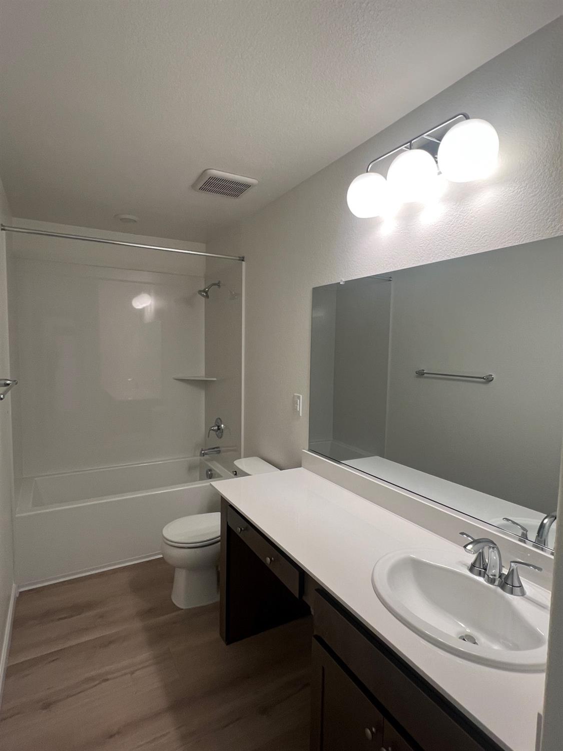 Detail Gallery Image 8 of 11 For 531 Rosedale Way, Lathrop,  CA 95330 - 4 Beds | 3 Baths