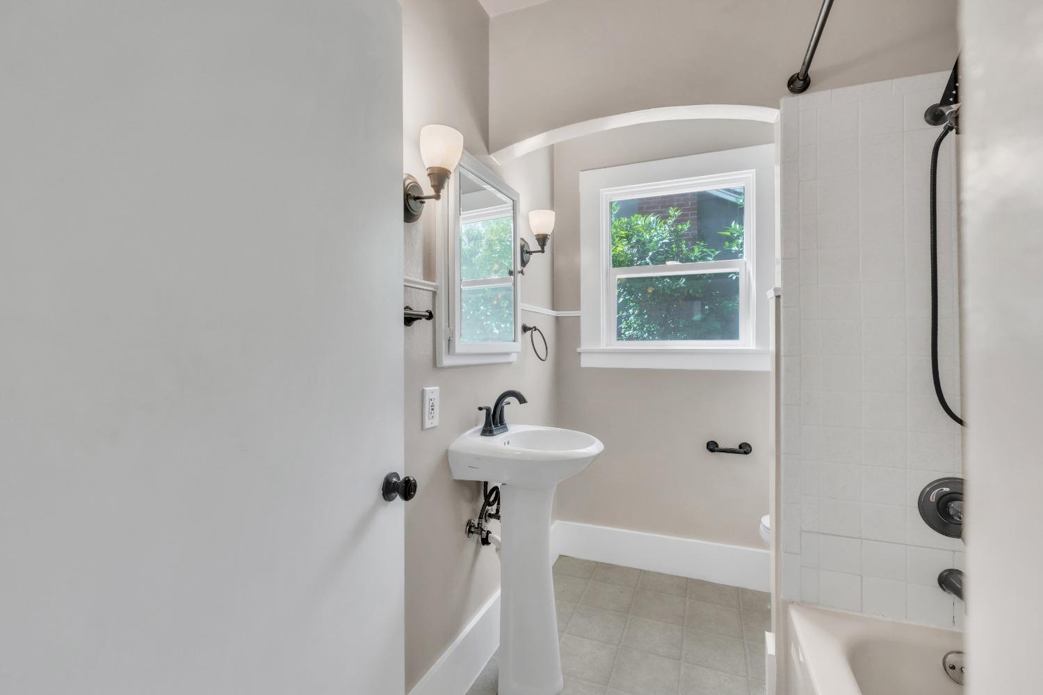 Detail Gallery Image 14 of 42 For 2172 Oakmont St, Sacramento,  CA 95815 - 2 Beds | 1 Baths