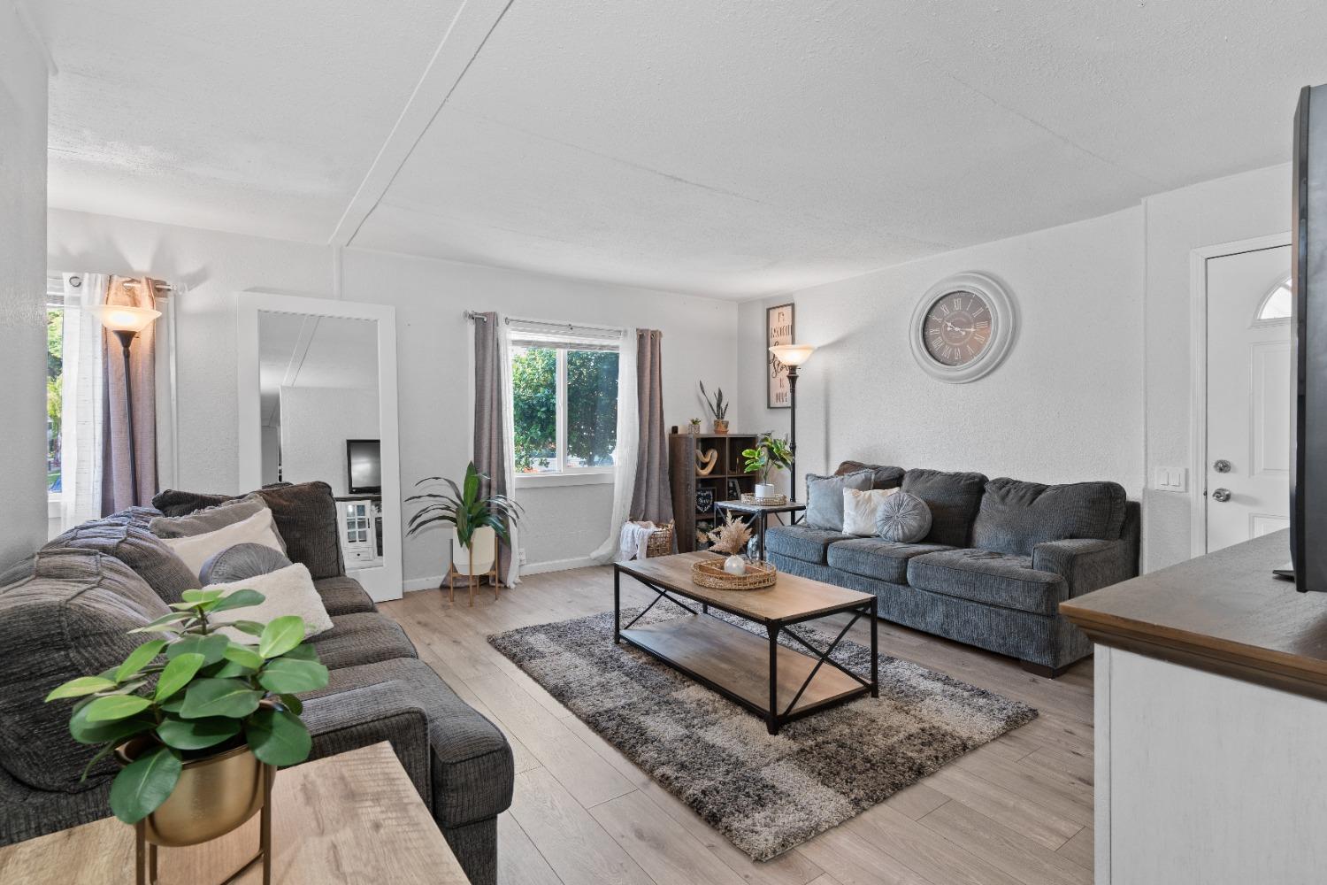 Detail Gallery Image 1 of 31 For 19690 N Hwy 99 27, Acampo,  CA 95220 - 3 Beds | 2 Baths
