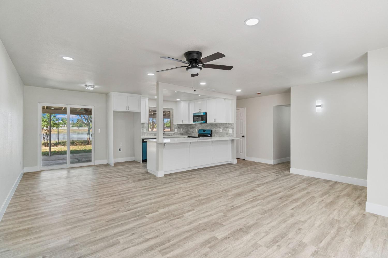 Detail Gallery Image 5 of 25 For 1704 E Los Altos Ave, Fresno,  CA 93710 - 3 Beds | 2 Baths
