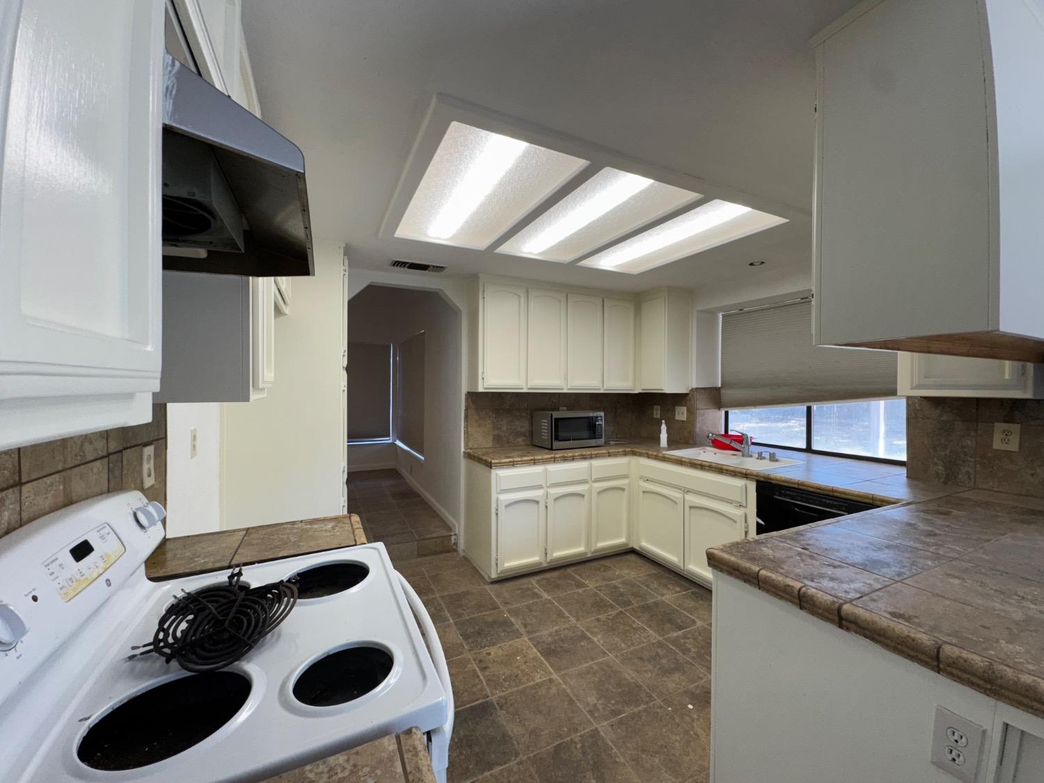 Detail Gallery Image 11 of 21 For 2036 Sheldon Dr, Modesto,  CA 95350 - 4 Beds | 2/1 Baths