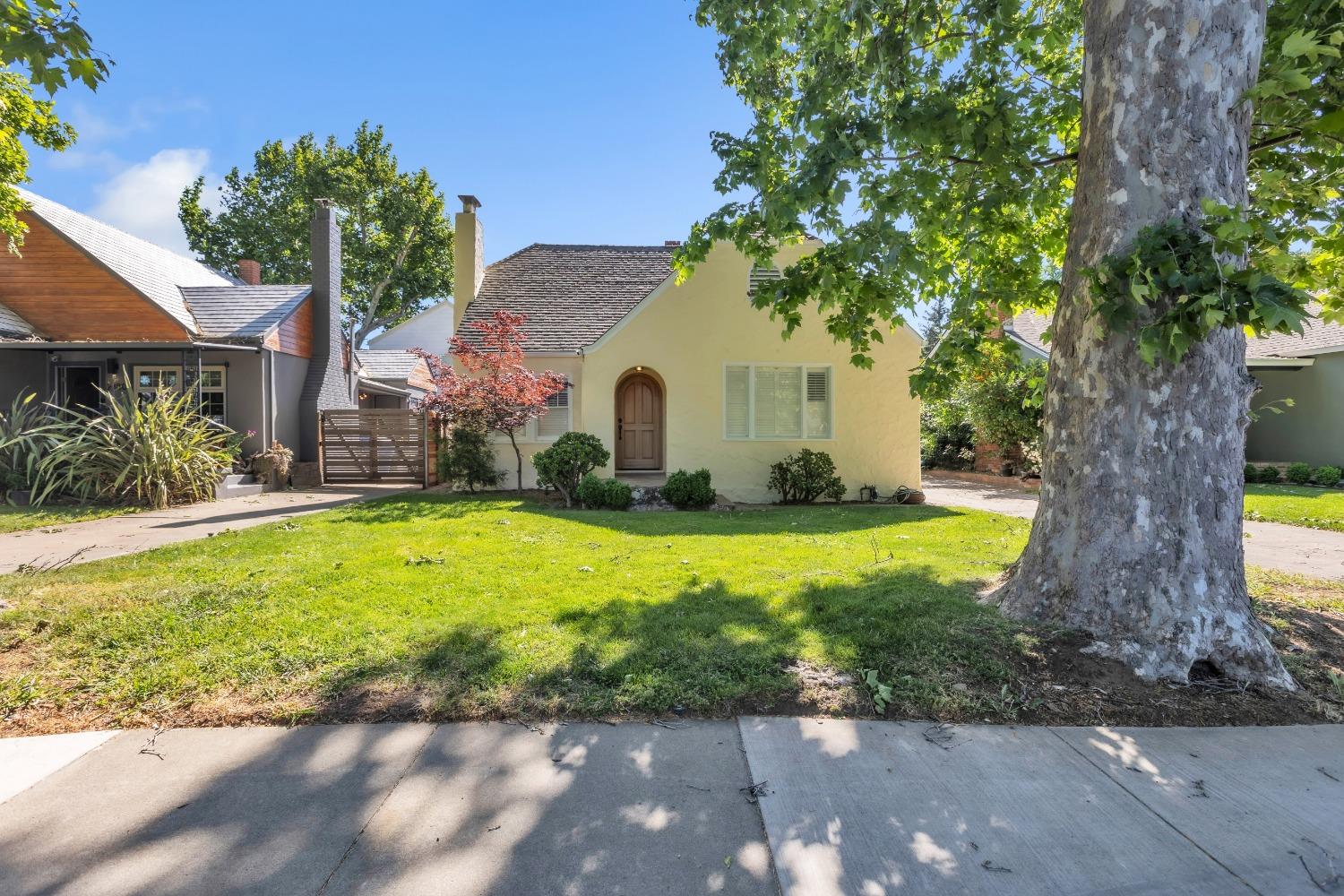 Detail Gallery Image 2 of 42 For 2172 Oakmont St, Sacramento,  CA 95815 - 2 Beds | 1 Baths