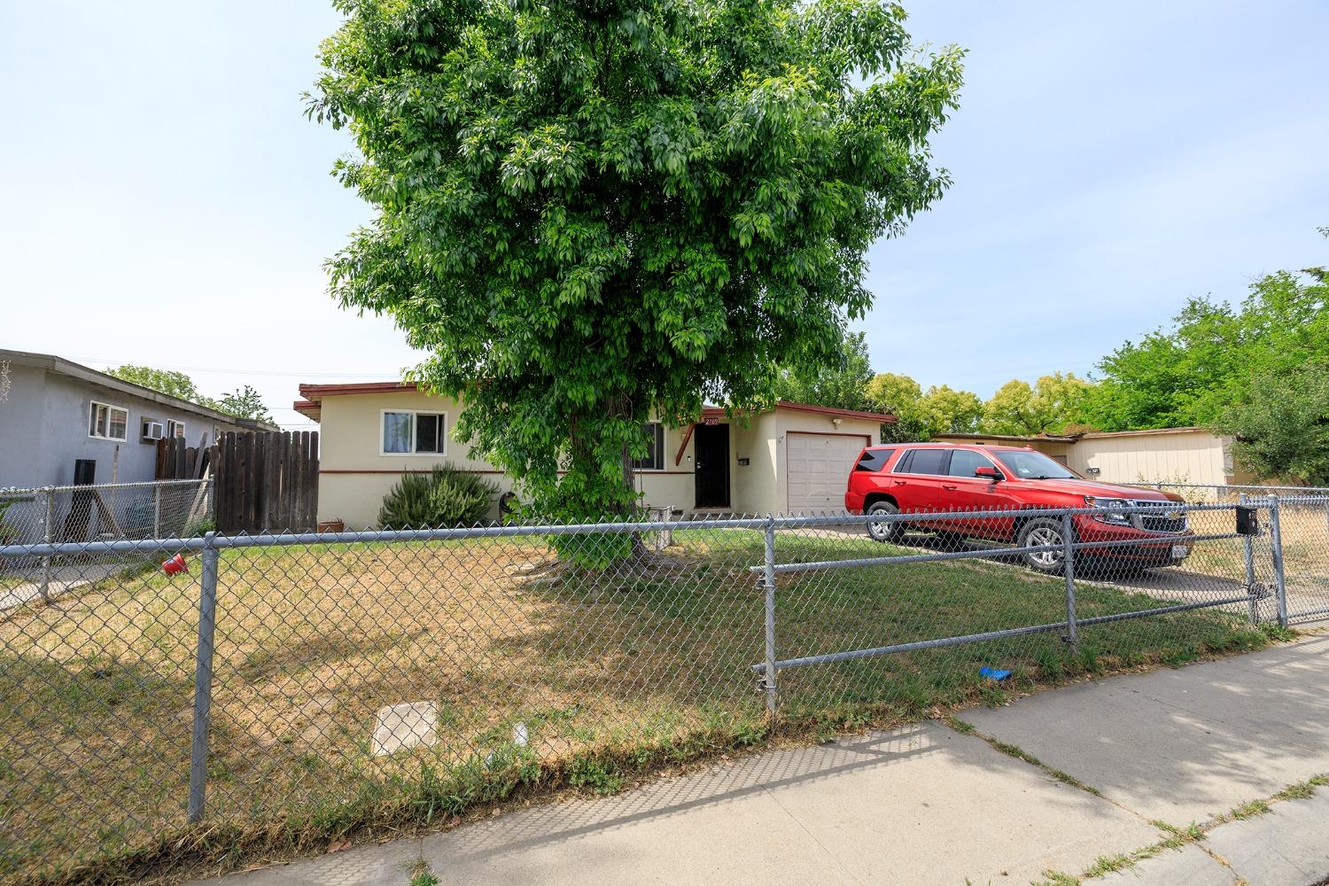 Detail Gallery Image 2 of 19 For 2709 Sparks Way, Modesto,  CA 95350 - 3 Beds | 1 Baths