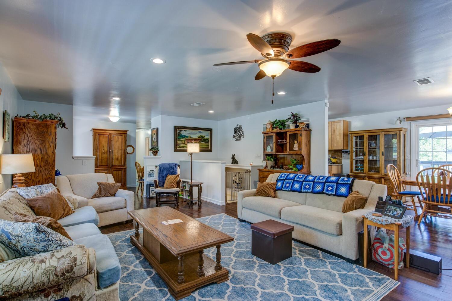 Detail Gallery Image 14 of 72 For 555 Arlette Ln, Diamond Springs,  CA 95619 - 8 Beds | 3 Baths
