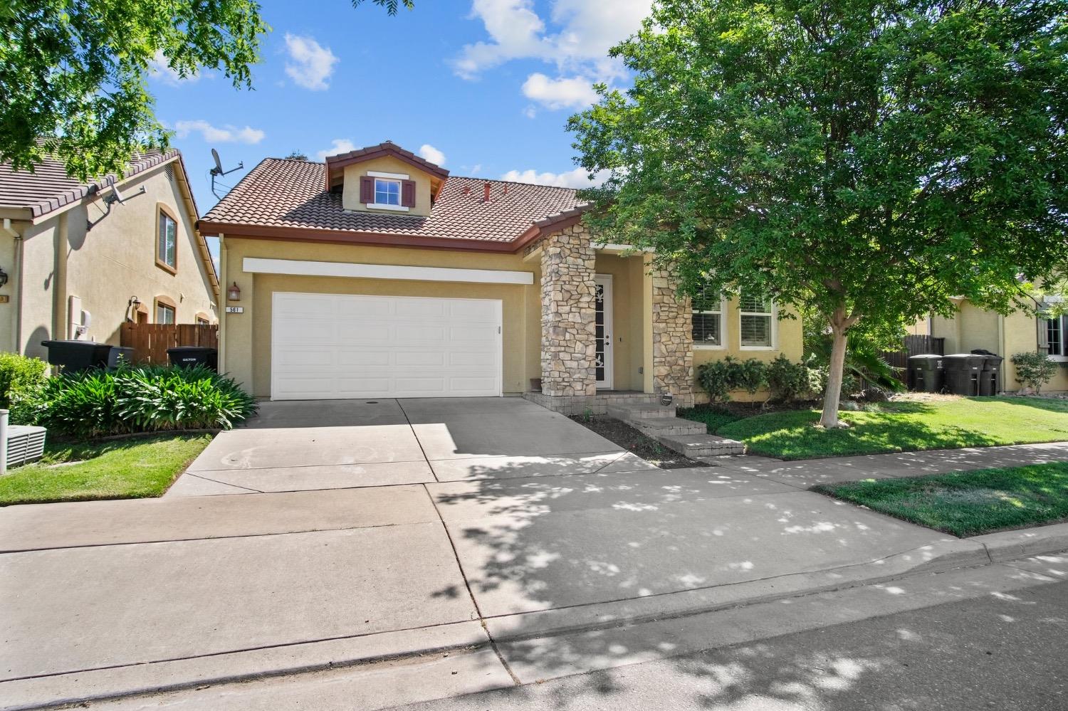 Detail Gallery Image 1 of 19 For 561 Branding Iron St, Oakdale,  CA 95361 - 3 Beds | 3 Baths