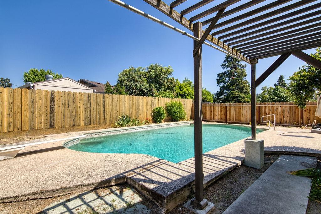 Detail Gallery Image 10 of 27 For 990 E C St, Oakdale,  CA 95361 - 3 Beds | 2 Baths