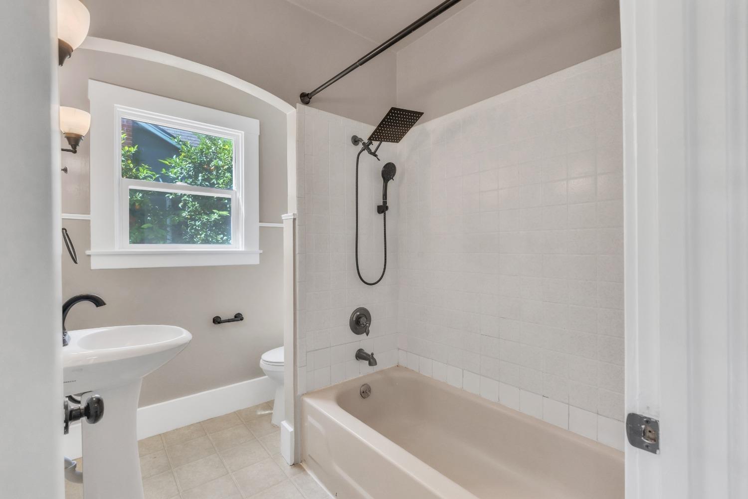 Detail Gallery Image 15 of 42 For 2172 Oakmont St, Sacramento,  CA 95815 - 2 Beds | 1 Baths