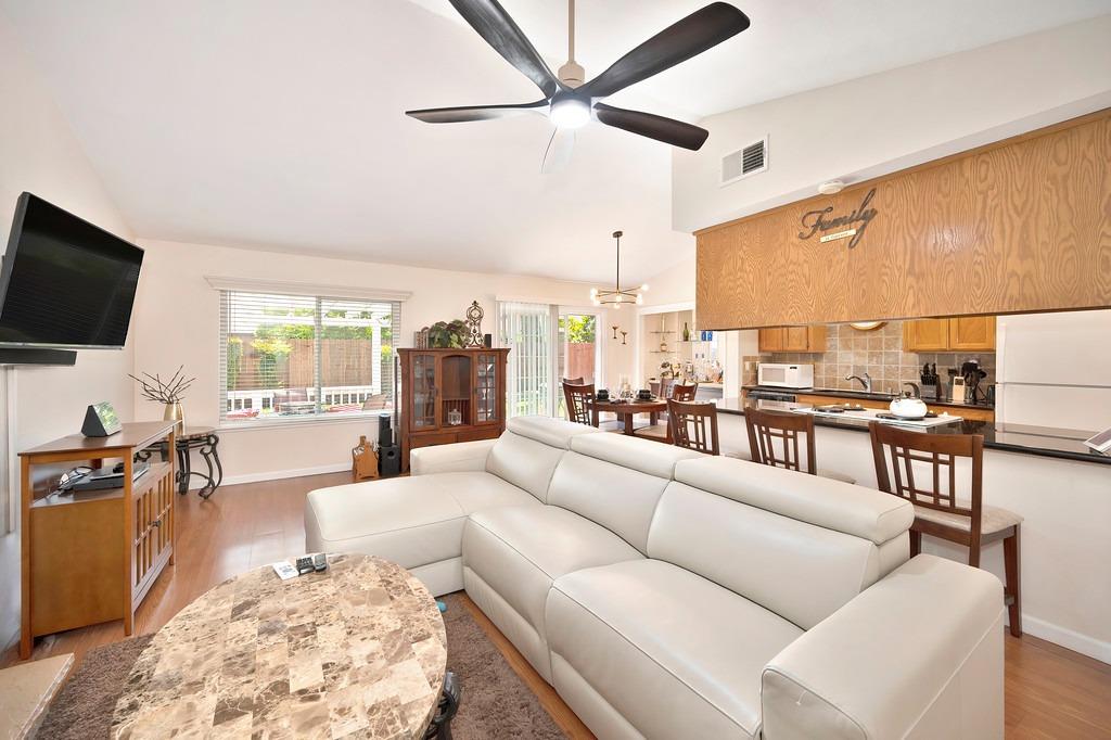 Detail Gallery Image 4 of 21 For 9020 Amador Valley Ct, Sacramento,  CA 95829 - 3 Beds | 2 Baths
