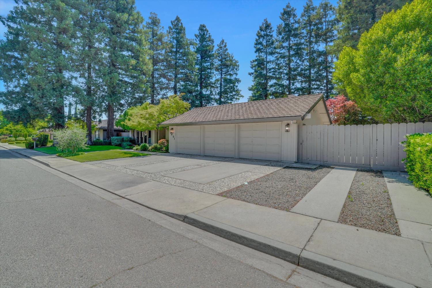 Detail Gallery Image 3 of 52 For 1900 Simon Dr, Turlock,  CA 95382 - 4 Beds | 2/1 Baths