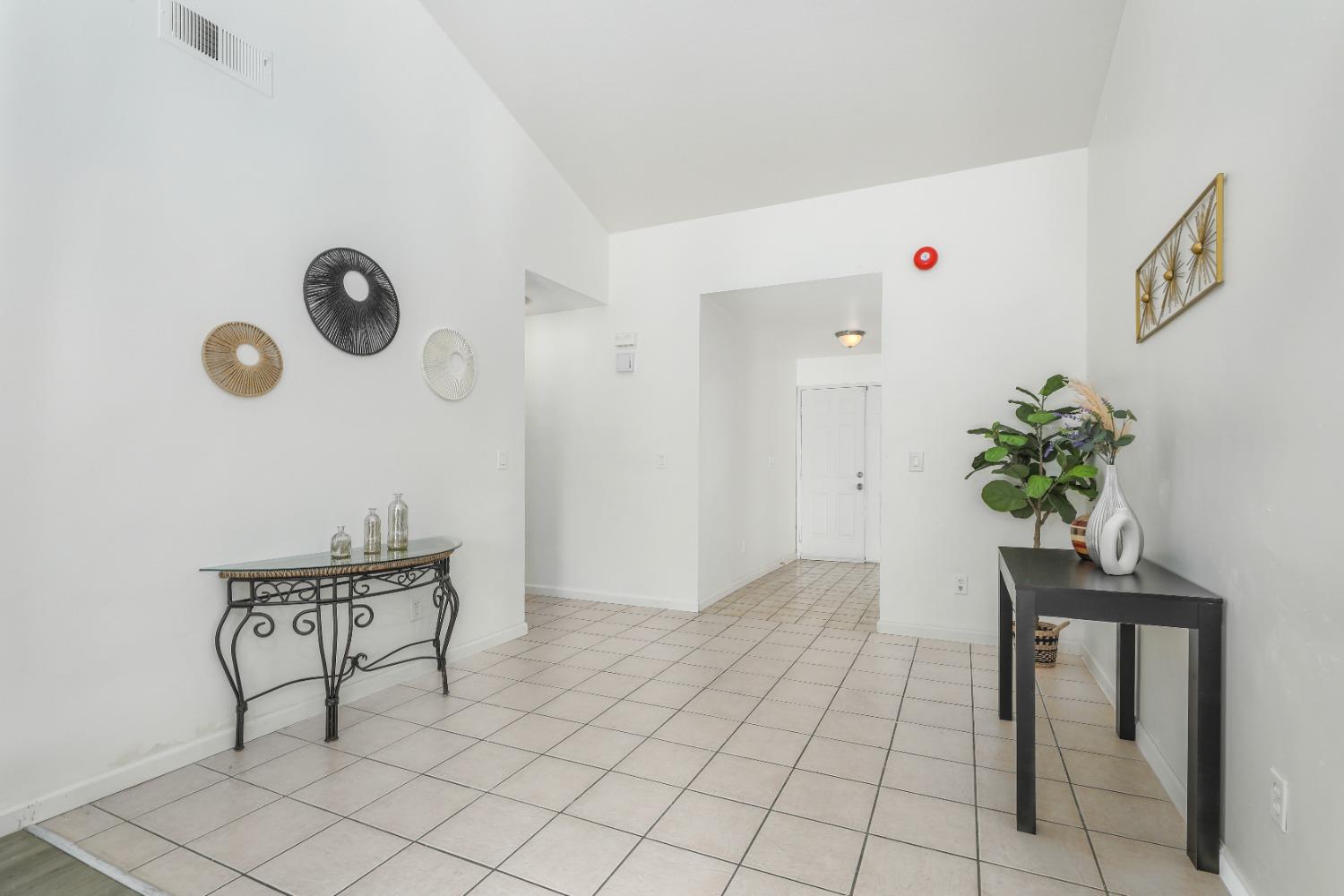 Detail Gallery Image 4 of 29 For 8004 Parkgate Way, Sacramento,  CA 95828 - 4 Beds | 2 Baths