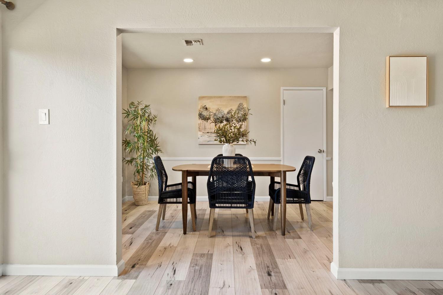 Detail Gallery Image 7 of 33 For 2732 Northglen St, Sacramento,  CA 95833 - 3 Beds | 2 Baths