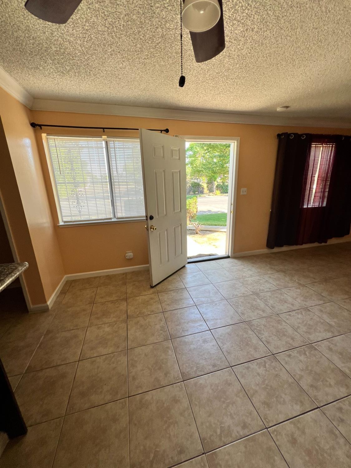 Detail Gallery Image 5 of 11 For 2923 Monte Diablo Ave #1,  Stockton,  CA 95203 - 2 Beds | 1 Baths