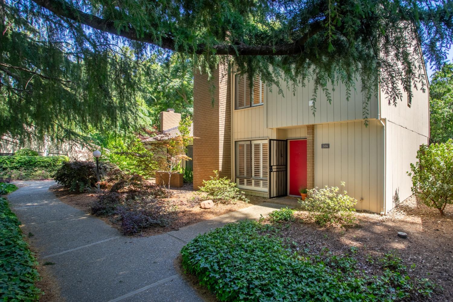 Elmhurst Circle, Sacramento, California image 4