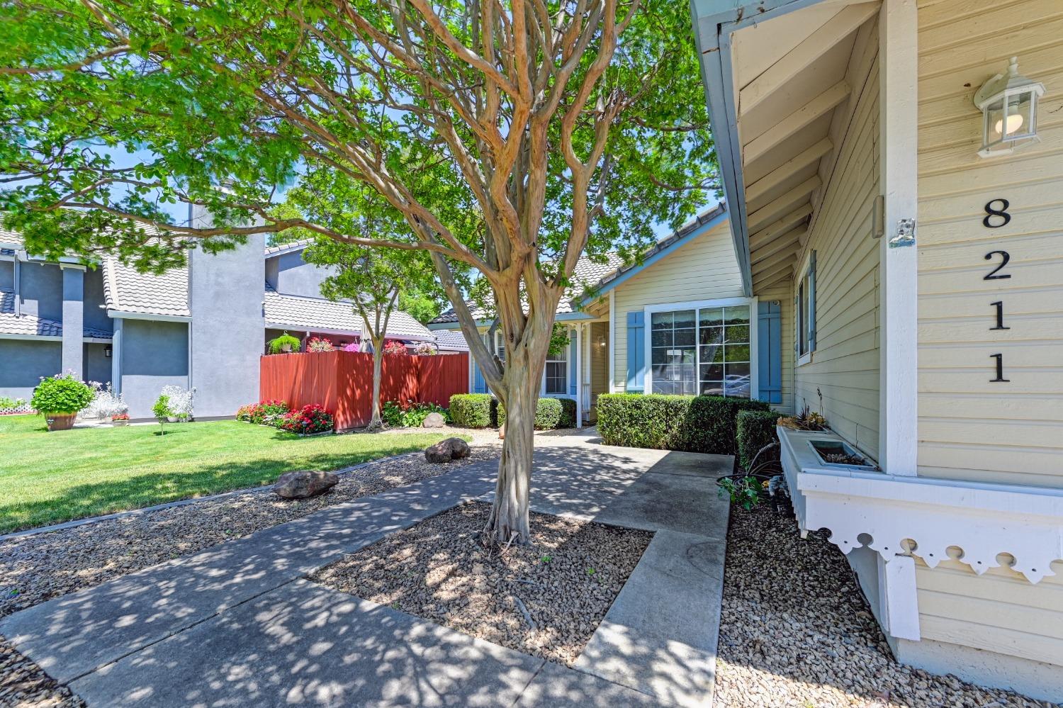 Detail Gallery Image 3 of 39 For 8211 Montreux Way, Sacramento,  CA 95828 - 3 Beds | 2 Baths