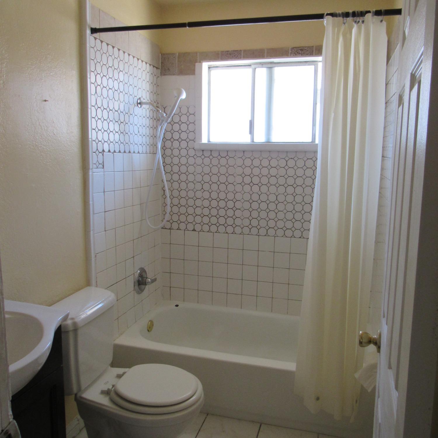 Detail Gallery Image 4 of 6 For 2943 Monte Diablo Ave #4,  Stockton,  CA 95203 - 2 Beds | 1 Baths