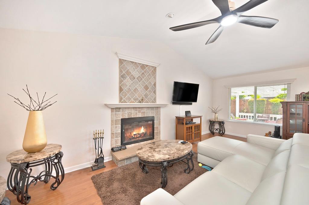 Detail Gallery Image 3 of 21 For 9020 Amador Valley Ct, Sacramento,  CA 95829 - 3 Beds | 2 Baths