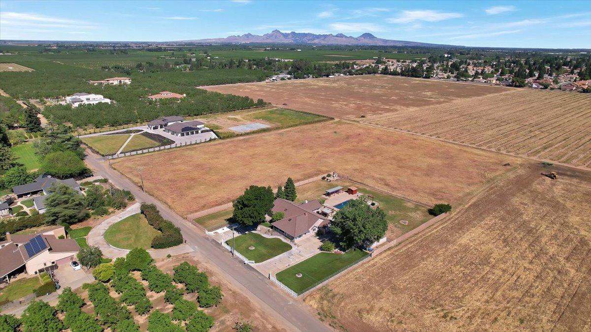 Detail Gallery Image 4 of 99 For 1721 Starr St, Yuba City,  CA 95993 - 5 Beds | 3 Baths