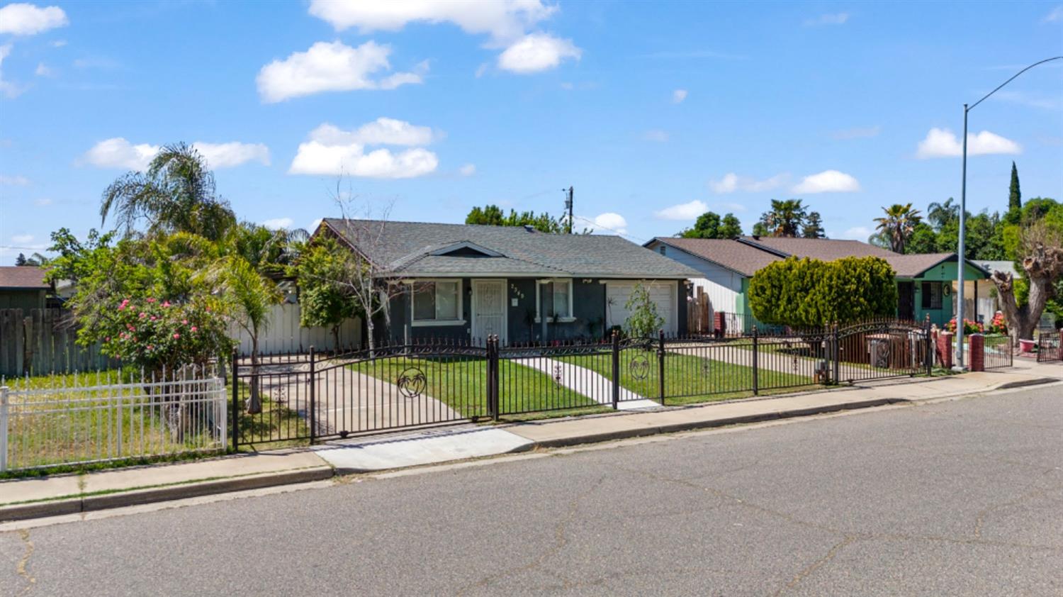 Detail Gallery Image 2 of 34 For 2349 Pinedale Ave, Merced,  CA 95348 - 3 Beds | 2 Baths