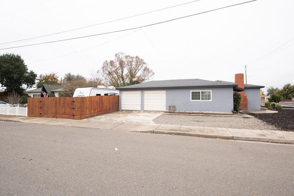 Detail Gallery Image 4 of 28 For 871 E D St, Oakdale,  CA 95361 - 3 Beds | 2 Baths