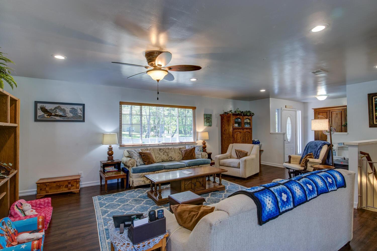 Detail Gallery Image 15 of 72 For 555 Arlette Ln, Diamond Springs,  CA 95619 - 8 Beds | 3 Baths